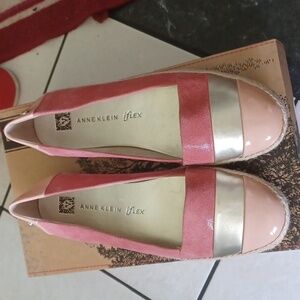 ANNE KLEIN iflex leather flats